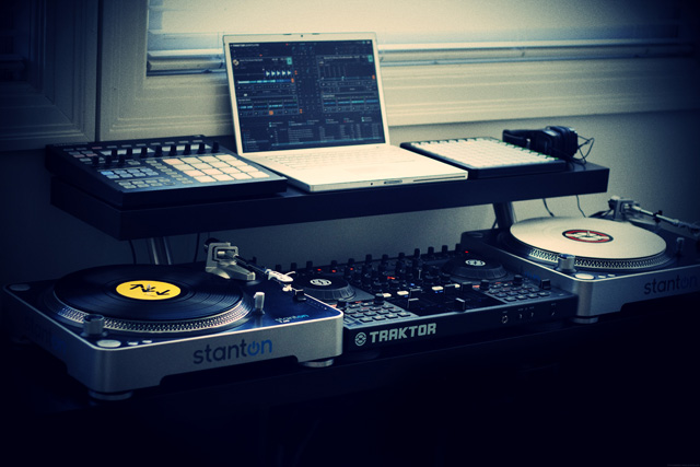 Stanton Turntable and Traktor Mixer